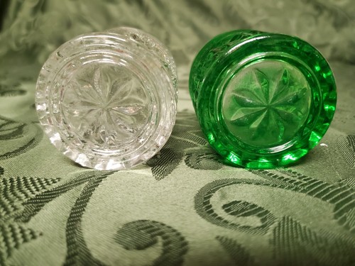 SET DI 2 PORTA STUZZICADENTI VINTAGE - VETRO VERDE E TRASPARENTE - Foto 7 di 9