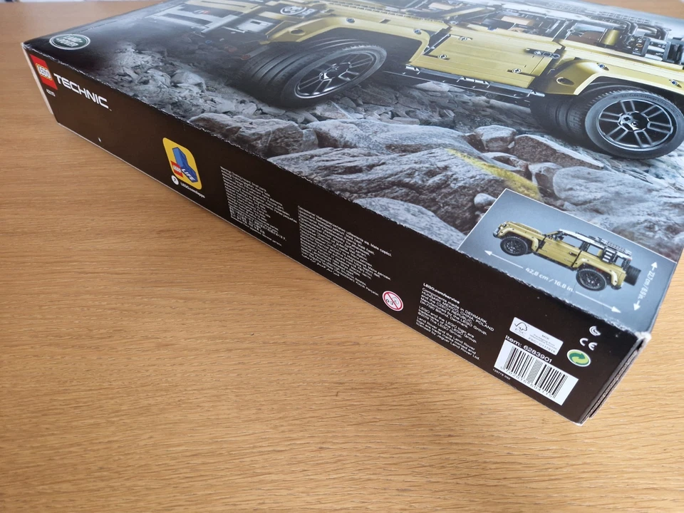 LEGO TECHNIC. LAND ROVER DEFENDER. 42110. BNIB. FREE SHIPPING. - Image 2 of 4