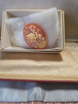 Vintage Resin White Cameo Brooch Pin Oval Rose Flower White & Peach