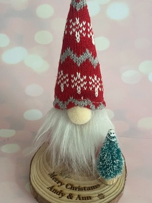 Personalisierter Weihnachtswichtel auf Holzscheibe