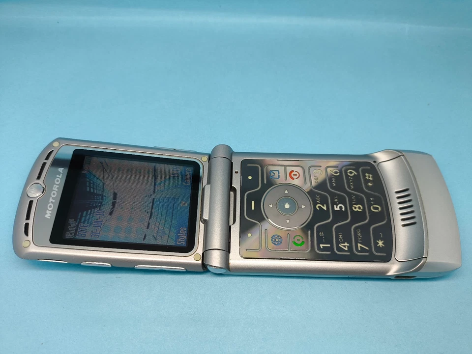 Motorola RAZR V3 Silver (Unlocked) Mobile Flip Phone Very Good Condition - Image 2 of 4
