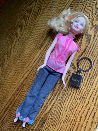 Mattel Barbie Doll Pink Top and floral bottom pants, includes shop bag keychain - Afbeelding 1 van 10