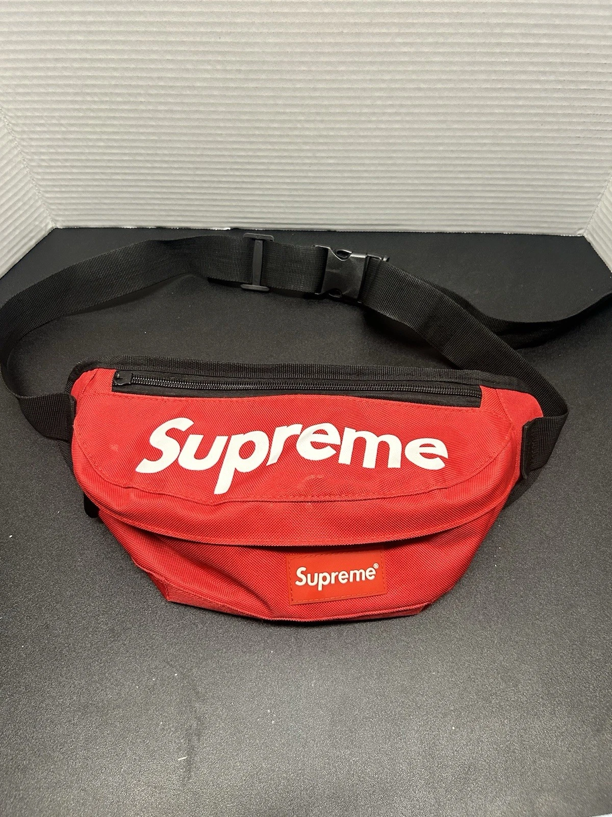 Sac banane en toile rouge suprême sangle ceinture noire excellent état double poches zippées