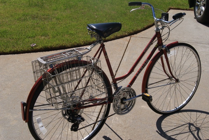 Schwinn Suburban Woman's Bicycle 1980 Spicy Chestnut Color   27 X 1  1/4 tires