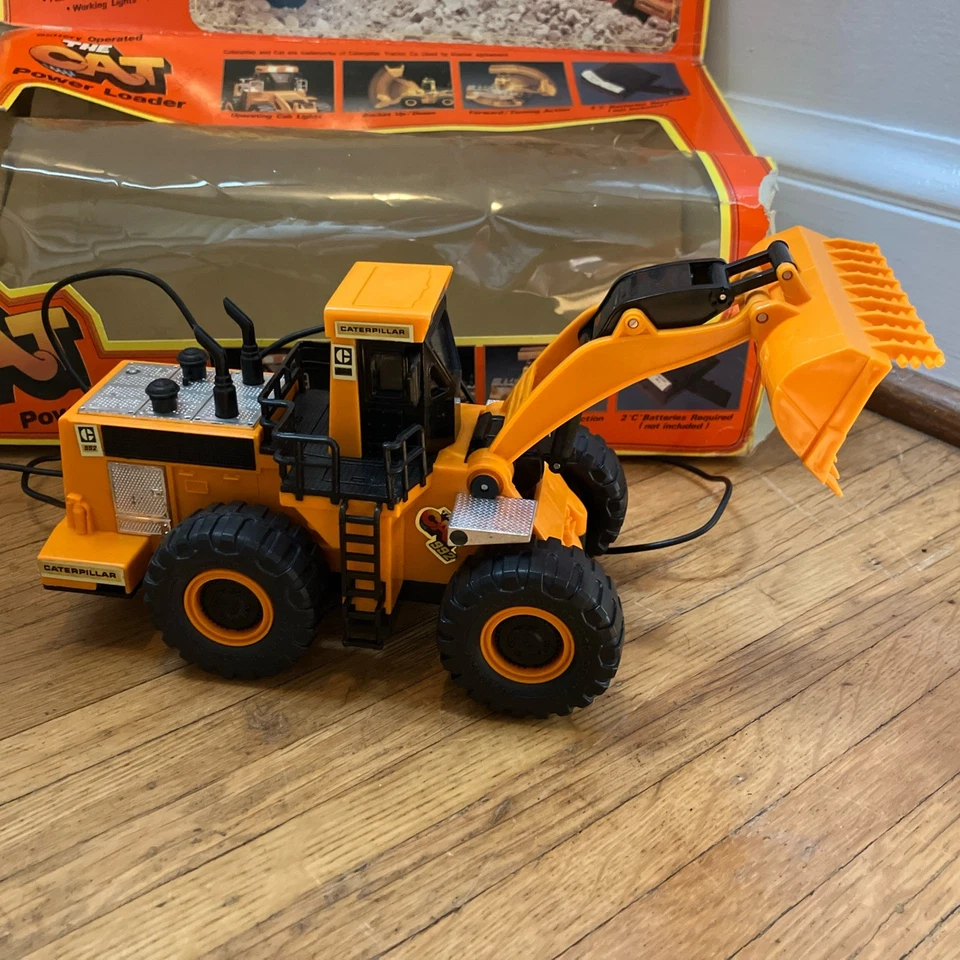 New Bright The Cat 992 Power Loader and D9L Power Dozer No 290 and 291, Remotes - Image 4 of 4