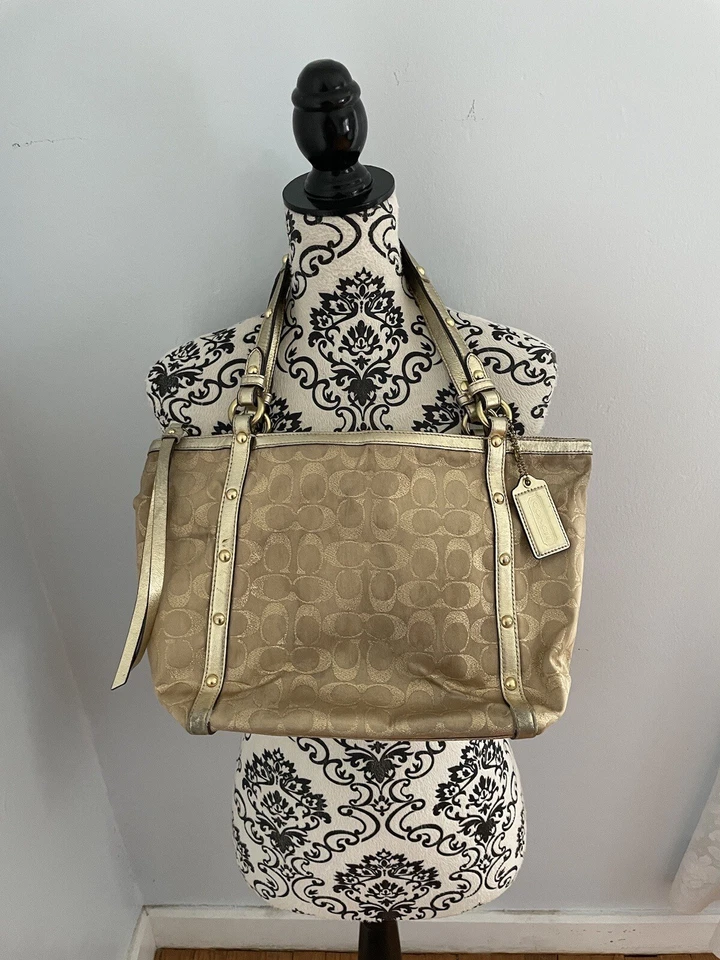 Bolso de Lúrex Coach Signature C Dorado Tachonado - Suave Estado Usado Foto 2 de 4