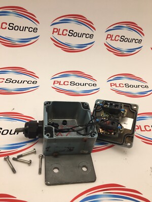 TELEMECANIQUE XAPM-1202 ZBE-101 SWITCH in METAL ENCLOSURE
