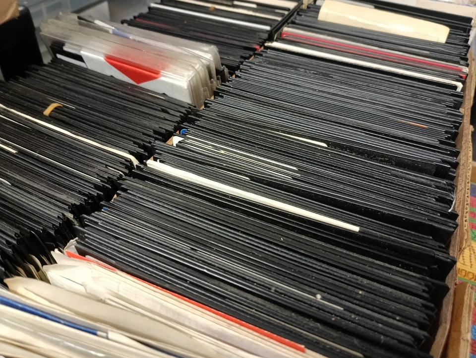 Lotto lavoro di floppy disk vintage 50 x 5,25. BBC, C64, PC ecc - Immagine 2 di 2