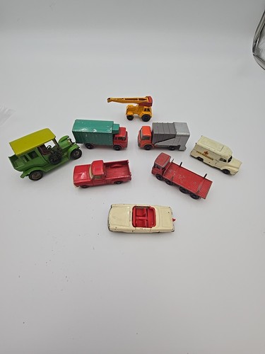 10 PETITES VOITURES anciennes épaves Matchbox + transporteur année 60