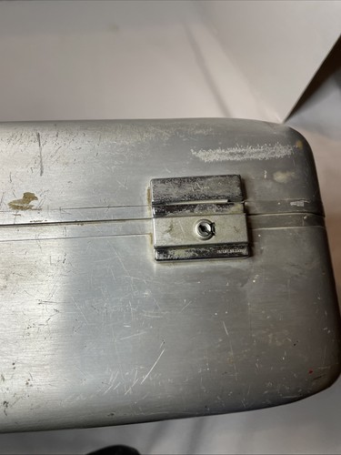 Vintage Aluminum Suitcase 21”x13”x6” Made In Japan - Picture 9 of 15
