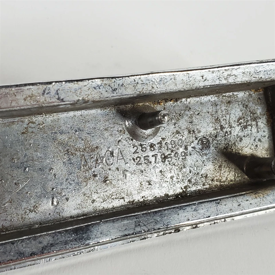 66 1966 Plymouth Fury I parrilla central emblema Mopar 2582190 2579599 Foto 3 de 3