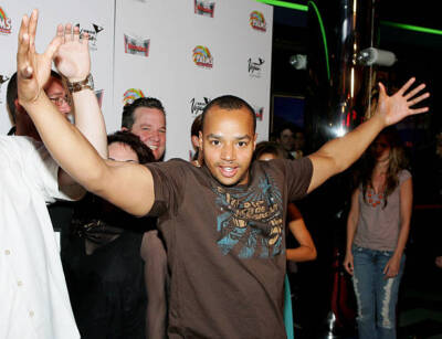 Actor Donald Faison arrives at the screening of the movie Vegas Ba - Old Photo 2