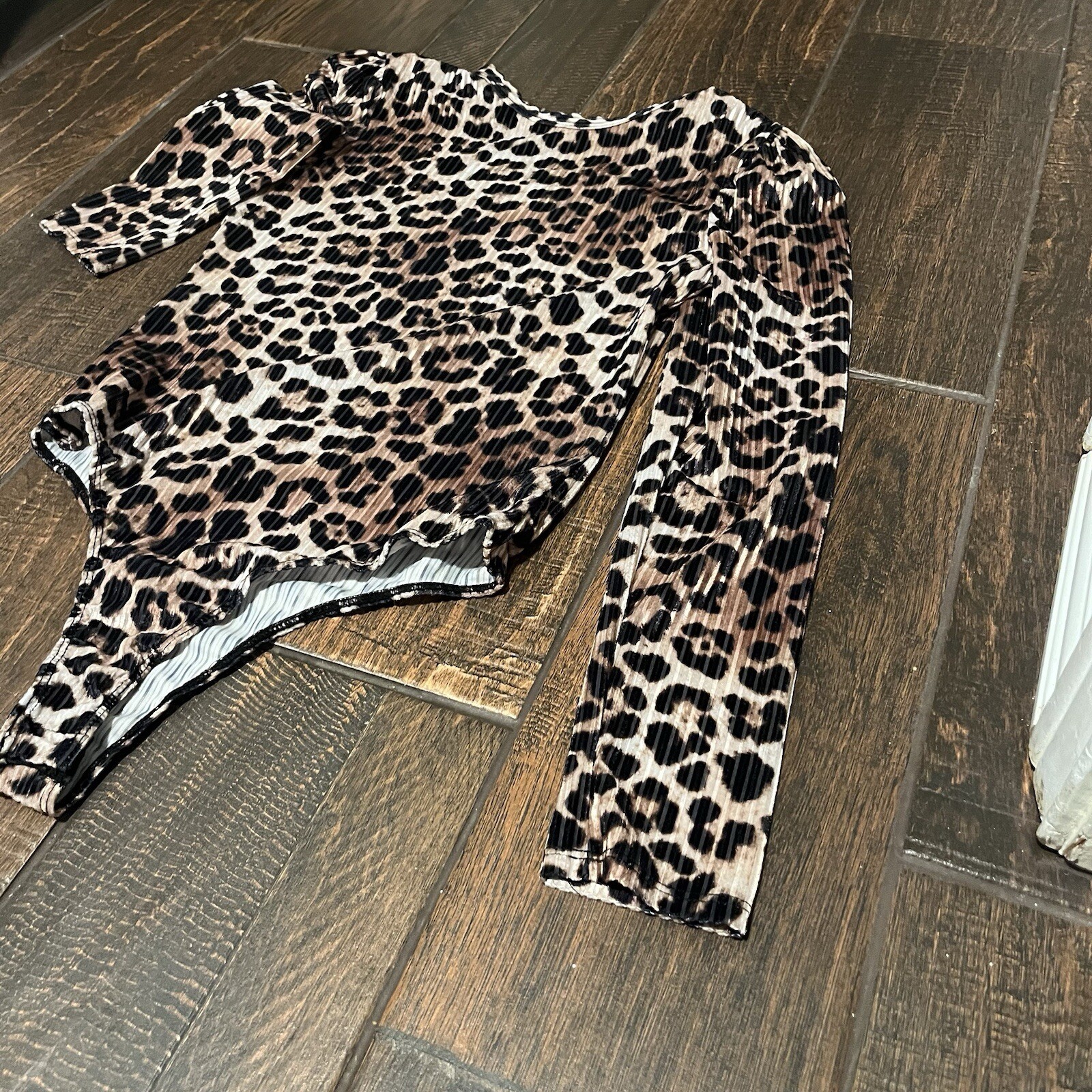 Francesca’s Leopard  Bodysuit, Top, Basic And Lon… - image 8