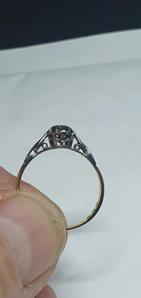 Antiguo anillo de compromiso de diamantes de platino y oro de 18 quilates con sello precioso  Foto 2 de 4