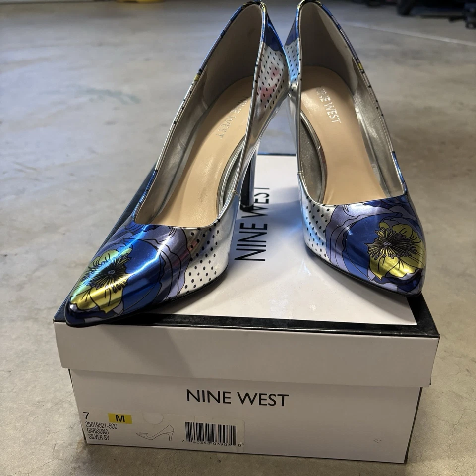 Zapatos de salón Nine West para mujer con estampado floral metálico plateados/azules 7M Foto 3 de 4