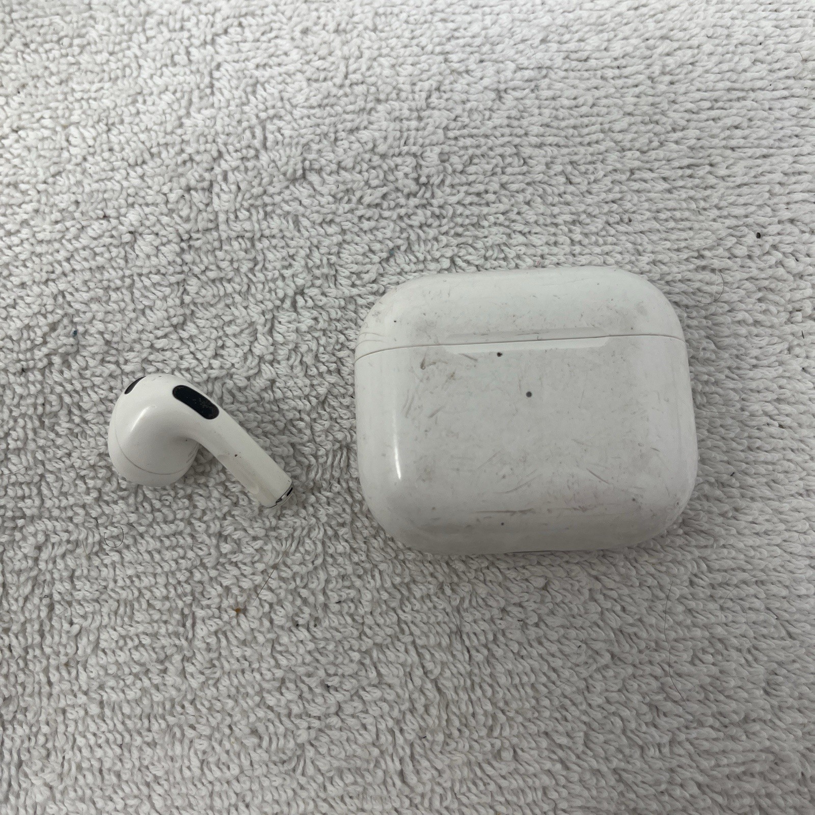 Apple 3rd Generation Gen MagSafe Charging AirPods A2566 w/Case Missing Right One