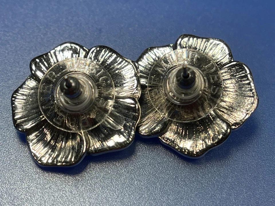 Pendientes de flores Premier Designs tono plata esmalte negro y perlas perforadas IN7248 Foto 3 de 4