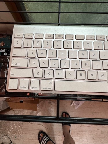 Apple Magic Keyboard A1314 Wireless Bluetooth – Works, No Battery Cover - Picture 2 of 9