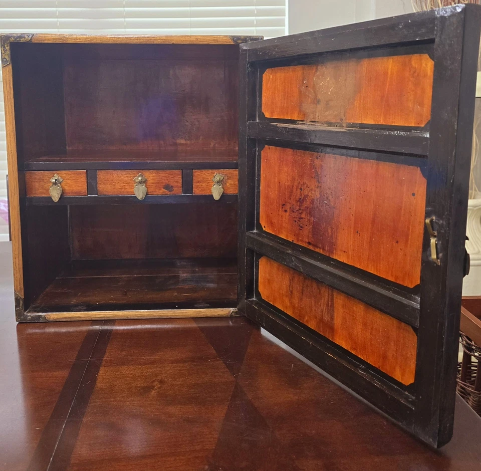 Gabinete de roble chino de principios de 1800 lacado negro/estatuillas pintadas puerta 3 cajones Foto 2 de 4