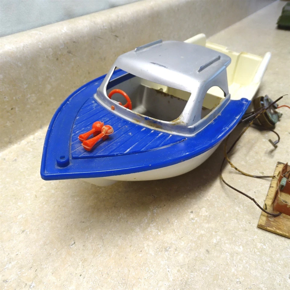 Vintage Knickerbocker Plastic Boat, Outboard Motor, Battery Op. Parts Piece - Image 4 of 4