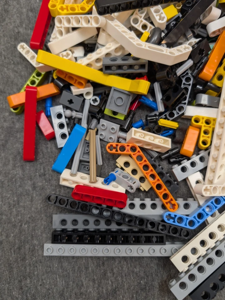 250pcs LEGO TECHNIC Random Mix Bricks Liftarms Pins Axles Connectors GBC Robot - Image 2 of 4