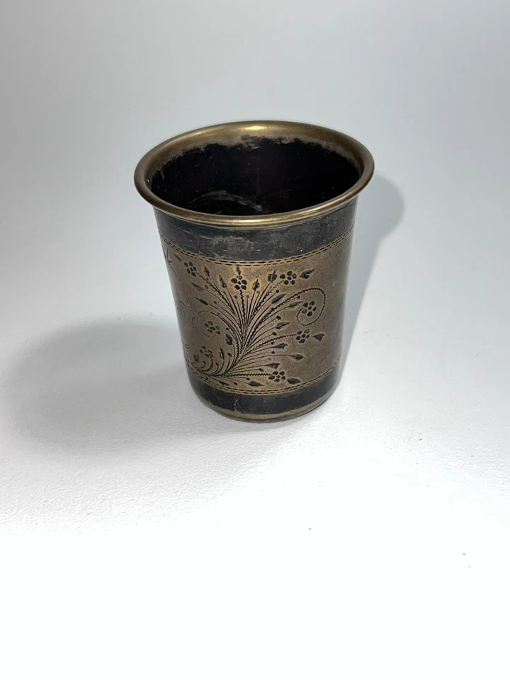 Antigua taza de vidrio de latón original antigua hecha a mano grabada 2,15" x 1,9" W Foto 2 de 4