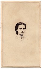 ANTIQUE CDV CIRCA 1860s TEH STIRLING GORGEOUS YOUNG LADY IN DRESS BROOKLYN NY