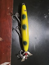 8.5" CHARTRUSTE LURE WITH GLASS EYES AND 2 SPINNERS