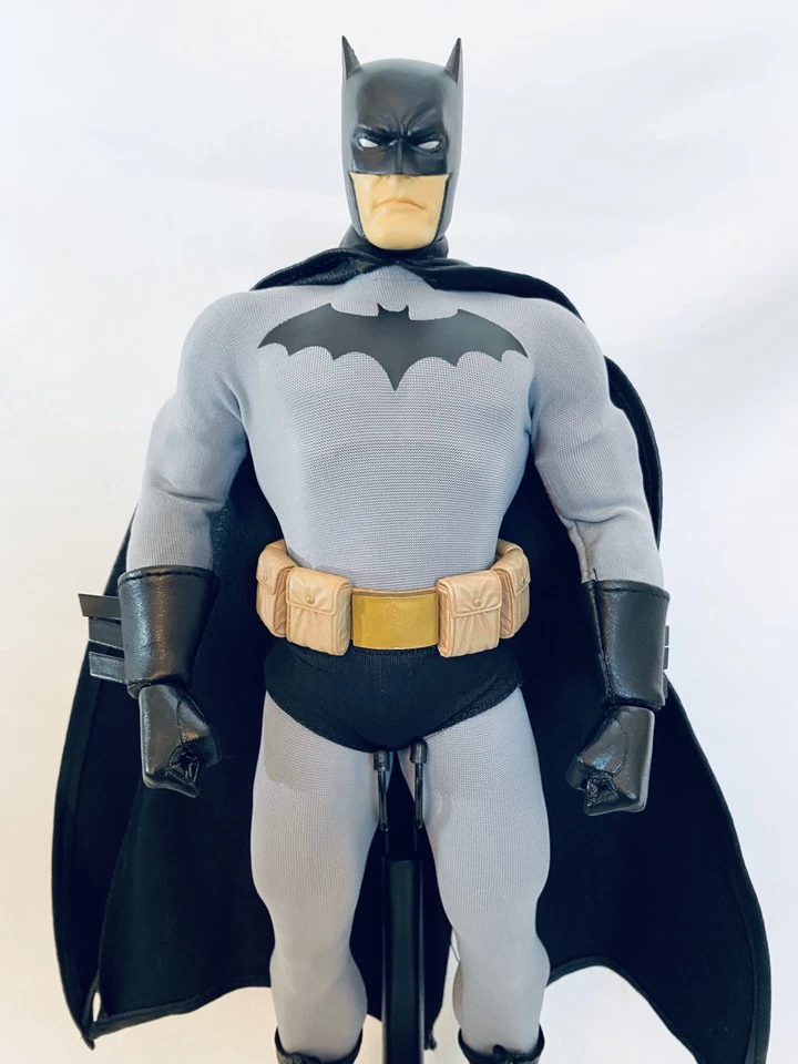 Figura de acción Batman DC Direct Deluxe 13 pulgadas, USADA Foto 2 de 4