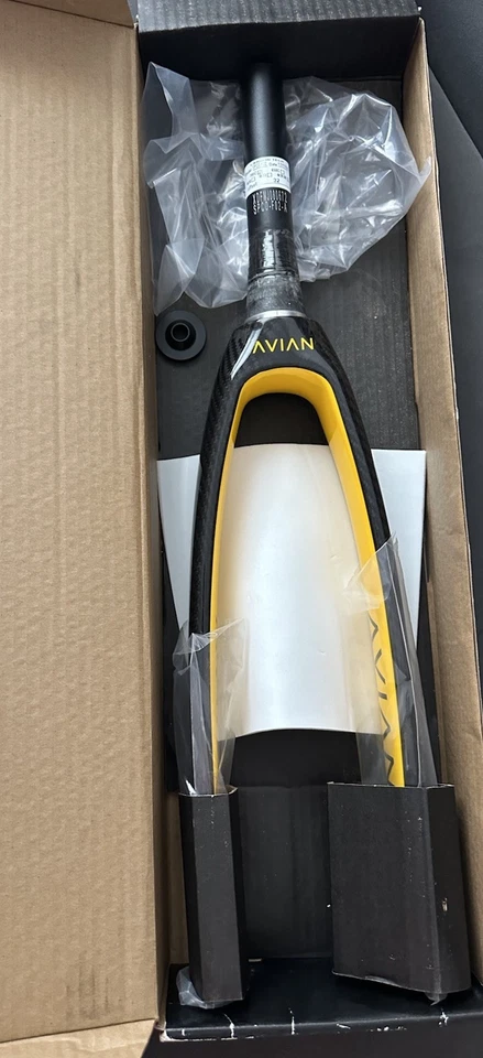 Avian Versus Cruiser 24” Carbon Fork Yellow Tapered 3/8” Dropout - Image 3 of 4