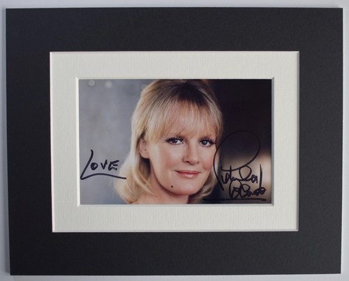 Petula Clark Signed Autograph 10x8 photo display Music Downtown Singer COA AFTAL - 第 1/6 張圖片