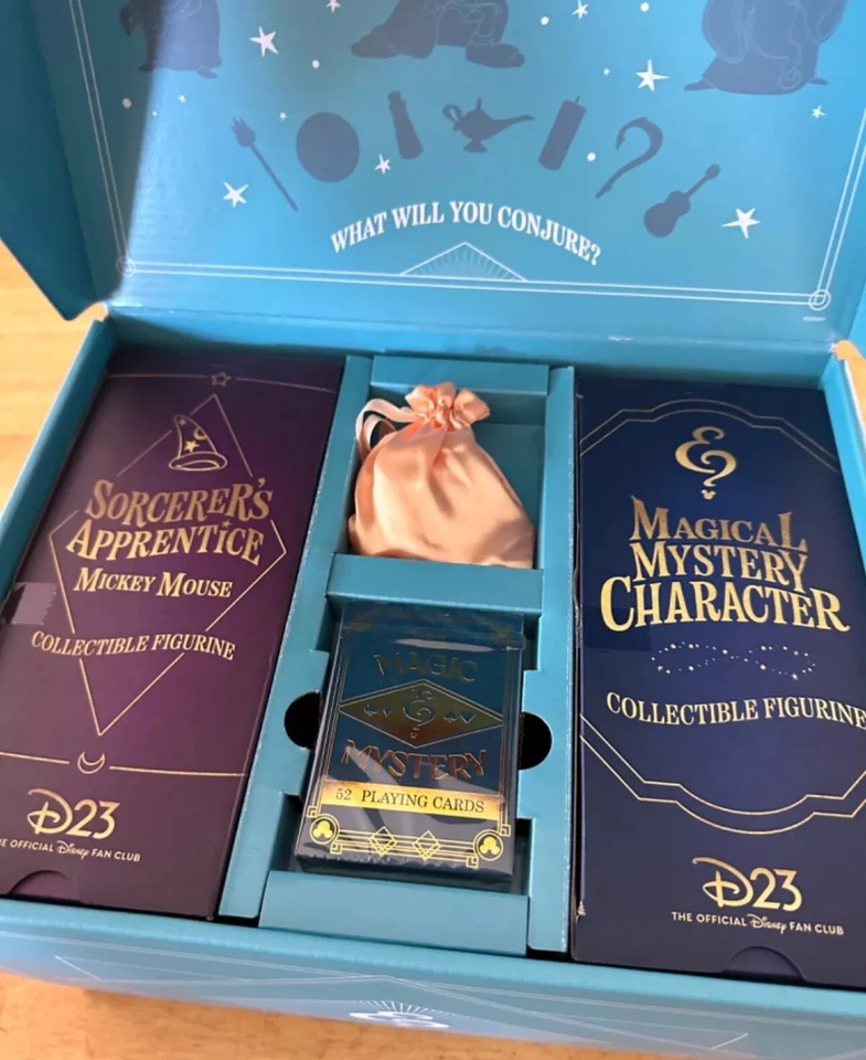 Caja de regalo de membresía dorada Disney D23 2024 - Mickey y Merlín Foto 2 de 4