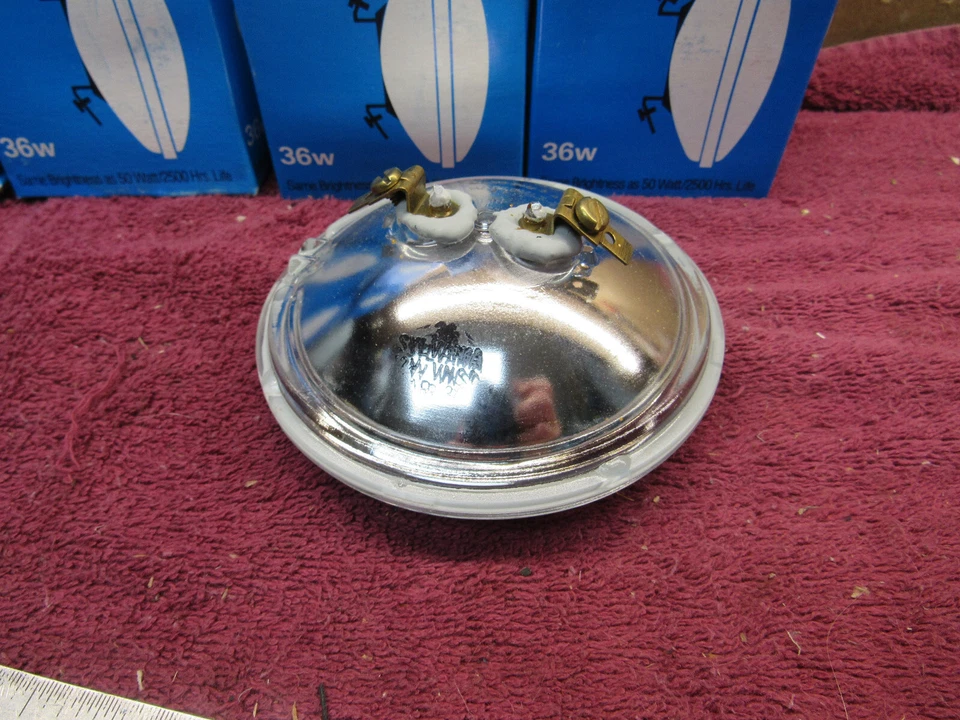 (8) Vintage NOS Philips GTE 55100 Par36Q 36W VNSP 12V Light Bulb Lamp - Image 3 of 4