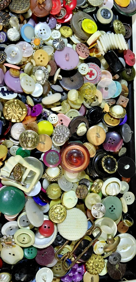 5.496 POUNDS OF VINTAGE & ANTIQUE BUTTONS /HUGE LOT  - Image 4 of 4