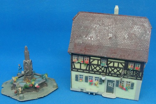 Faller B-931 Weinhaus Nusch + Kibri 8910 fuente de la ciudad | Zustand: Gebraucht