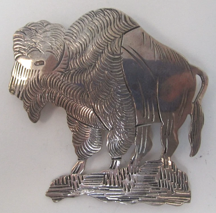 Prendedor de búfalo navajo vintage de plata esterlina grabado a mano firmado D.Y. Foto 2 de 4