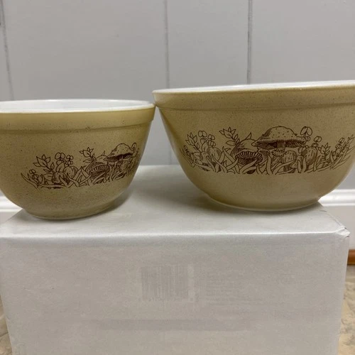 PYREX Mushrooms Forest Fancies Speckled Almond 1980s Nest Mixing Bowls 401/402