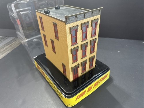 MTH RAILKING 30-90377 YELLOW W/RED/BROWN WINDOWS 3 STORY TOWNHOUSE - Picture 3 of 4