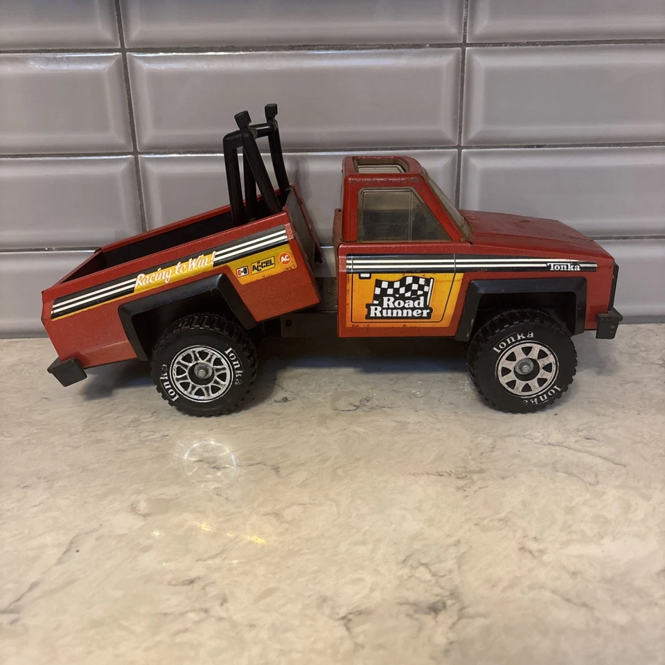Camioneta pickup Tonka Chevrolet roja Road Runner carreras para ganar Foto 2 de 4