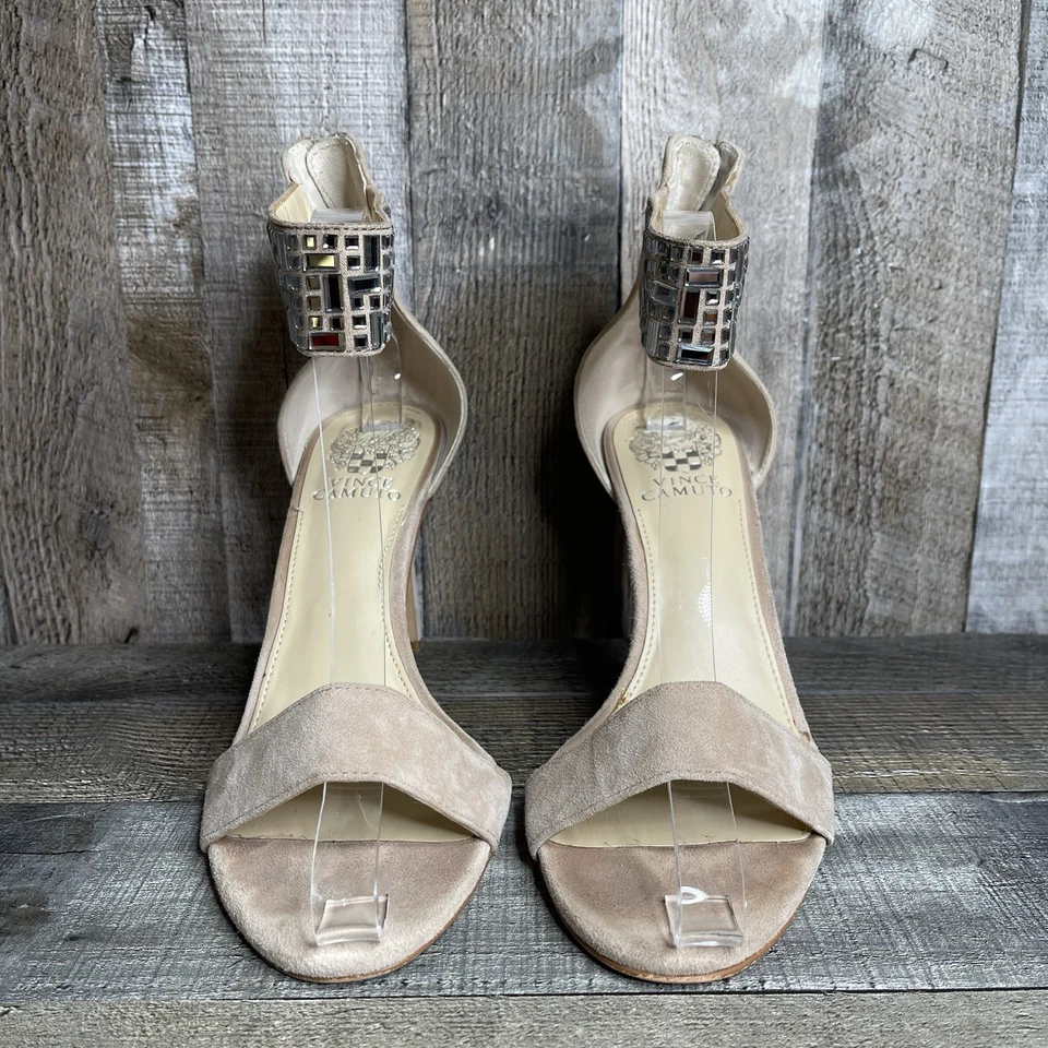 Salto feminino Vince Camuto Kayolena bege camurça biqueira aberta com zíper alça joia tamanho 8 M - Imagem 3 de 4