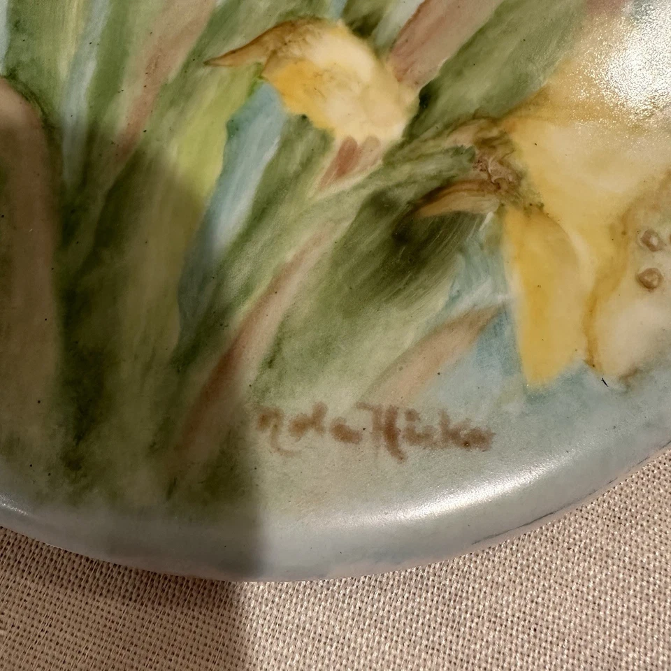 Placa de porcelana pintada a mano con diseño de narciso. Foto 2 de 4