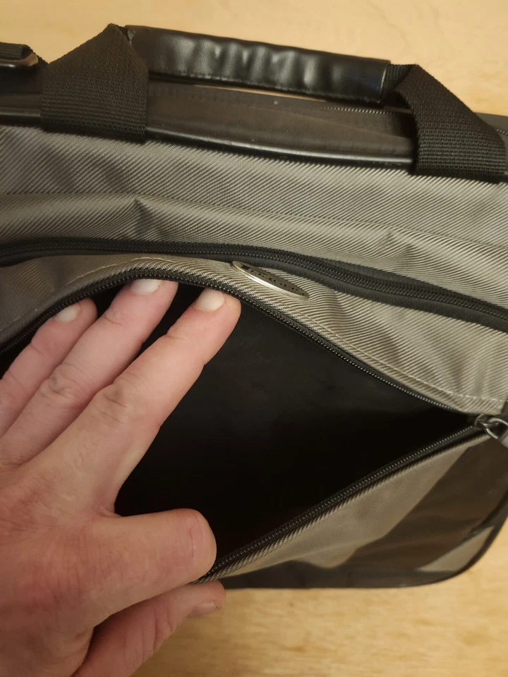 Targus Laptop Briefcase Bag - Black - Multi Compartments & Shoulder Strap EUC - Image 2 of 4