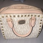 Borsa a tracolla Michael Kors con logo borchie beige rosa borsa di design