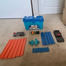 Hot Wheels Track Builder Multi Loop Box Set with Track Pieces and 5 Cars