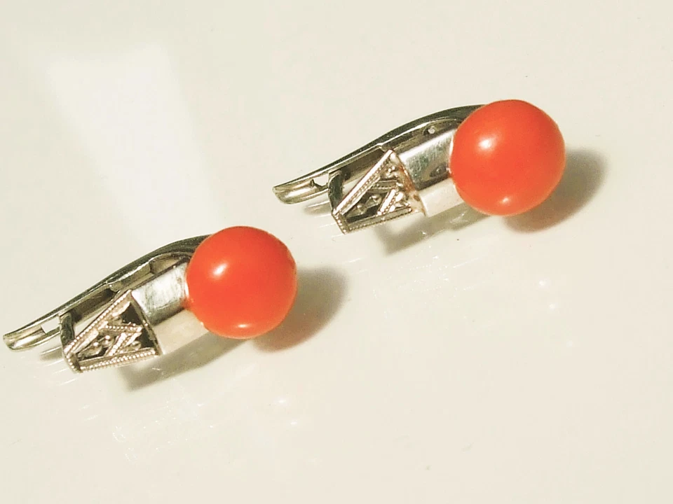 BELLES BOUCLES D'OREILLES DORMEUSES ANCIENNES en OR BLANC 18K avec CORAIL 6mm - Photo 3/4