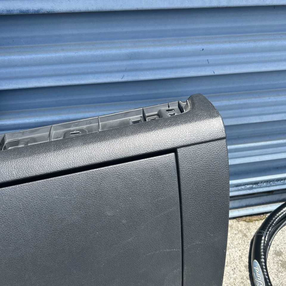 Volkswagen Passat 2012-2019 guantera compartimento negro OEM 561857101B82V Foto 4 de 4