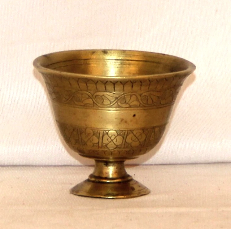 Antigua taza de whisky mogol de latón con incrustación artesanal grabada antigua original Foto 2 de 4