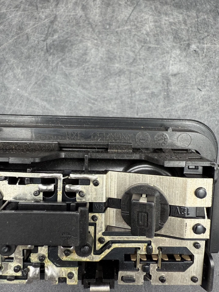 Luz domo convertible 51.44 8 233 608. Se adapta a: BMW 330Ci 325ci Foto 3 de 4