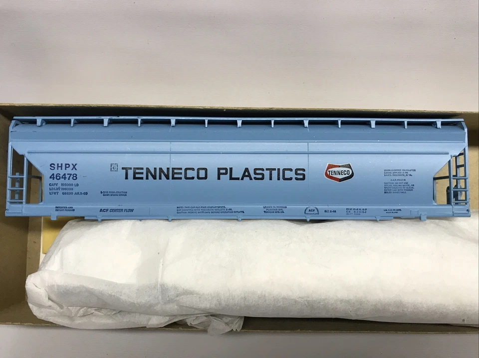 HO Athearn 1916 55' Center Flow Hopper Tenneco Plastics SHPX 46478 Kit - Image 2 of 3