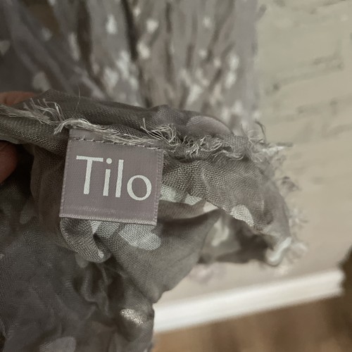 Foulard Tilo créateur imprimé coeur gris avec franges cils NEUF avec étiquettes 100%modal - Photo 4/4